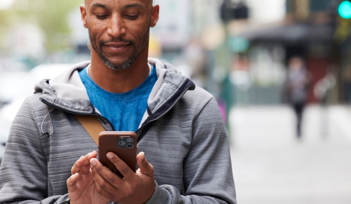 Homem olhando para o telefone celular