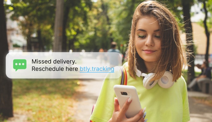 proteção para mensagens de texto e chamadas - uma mulher verificando as mensagens no celular